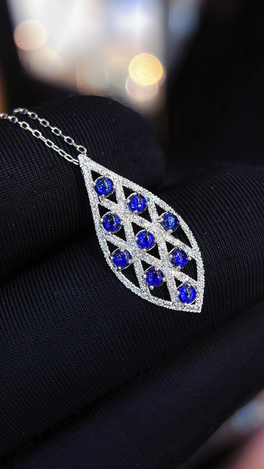 璀璨甄選 18K金鑲嵌55分天然藍寶石吊墜項鏈，品質珠寶的批零新選擇